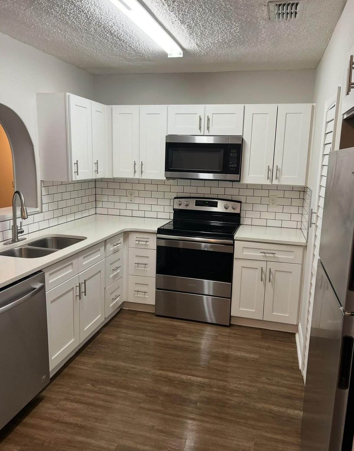 Clean white kitchen from a Kielmann cleaning project